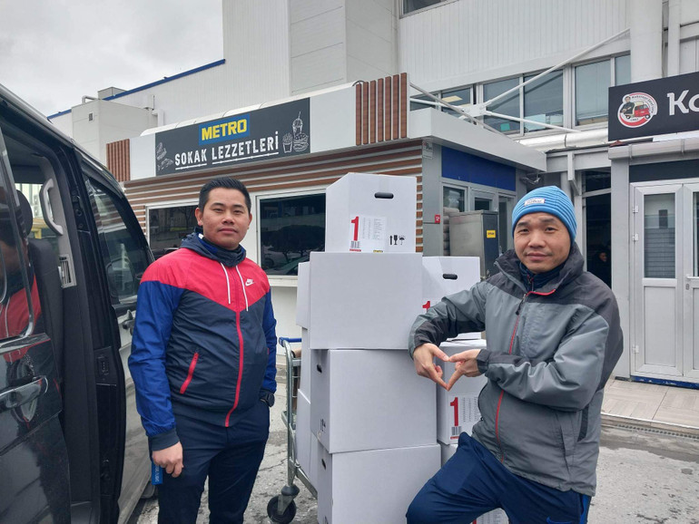 Những thùng hàng hỗ trợ được đóng gói và vận chuyển tới các điểm nhận cứu trợ. "Chúng tôi quan niệm, tương trợ đồng bào sẽ không có quan niệm về đất nước, dân tộc. Trong hoàn cảnh khó khăn lúc này, tất cả đều đồng lòng hướng về những nạn nhân vùng thảm họa”, anh Phương cho hay.