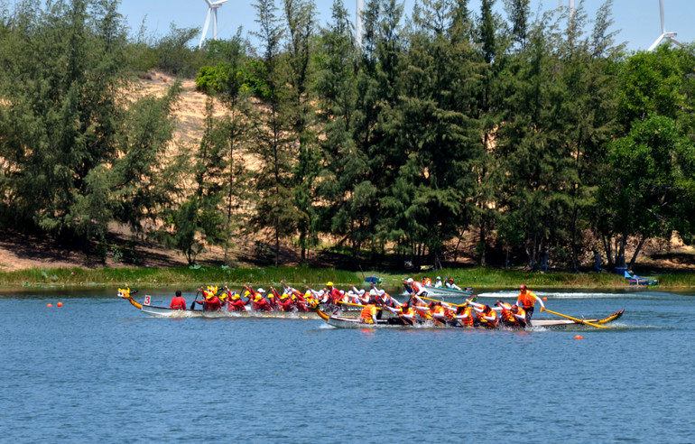 Cạnh tranh quyết liệt ở nội dung thuyền 10 tay chèo hỗn hợp nam nữ, cự ly 200m. (Ảnh: Đình Châu)