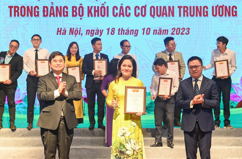 Đại diện nhóm tác giả thuộc Đảng bộ Báo Nhân Dân nhận giải Ba thể loại Phát thanh/ Truyền hình/ Video clip. (Ảnh: DUY LINH)