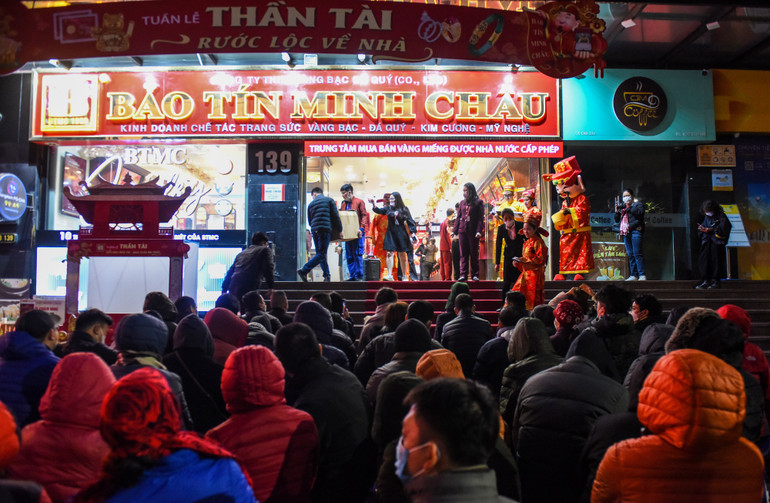 Rất đông khách hàng xếp hàng từ 5 giờ sáng để mua vàng trong ngày vía Thần Tài. (Ảnh: Thành Đạt)