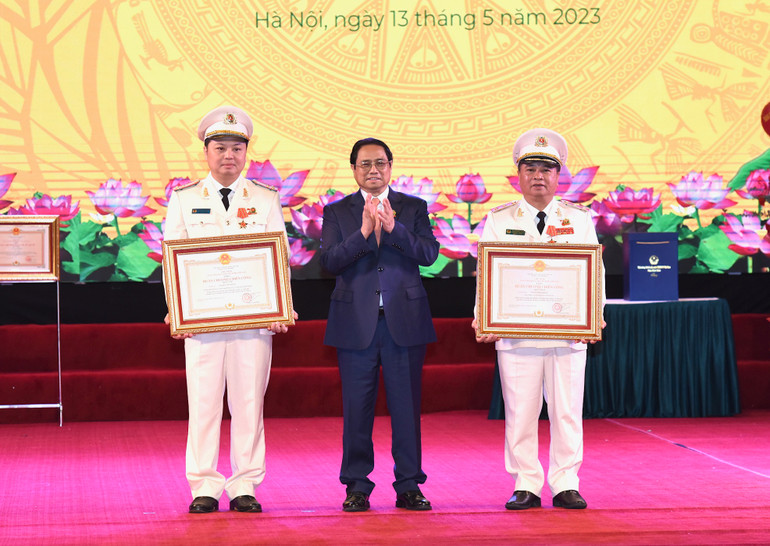 Thủ tướng Phạm Minh Chính trao Huân chương Chiến công hạng Nhất tặng Trung tướng Nguyễn Đình Thuận, Cục trưởng An ninh kinh tế, Huân chương Chiến công hạng Nhì tặng Thượng tá Nguyễn Tiến Trung, Phó Cục trưởng An ninh kinh tế.