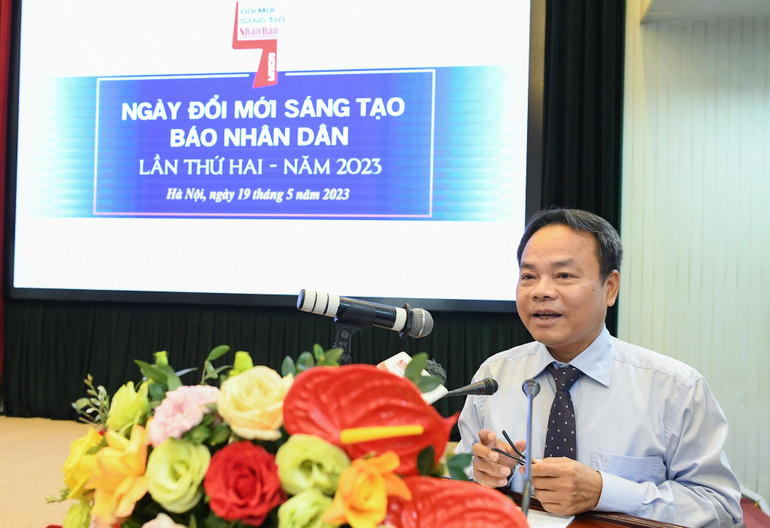 Phó Tổng Biên tập Đinh Như Hoan trình bày báo cáo tổng kết hoạt động hưởng ứng Ngày đổi mới sáng tạo Báo Nhân Dân lần thứ hai.