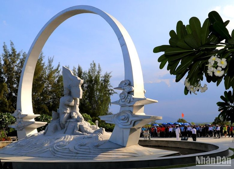 Đoàn công tác tỉnh Lào Cai dâng hương tại Khu tưởng niệm chiến sĩ Gạc Ma. (Ảnh: TRƯỜNG GIANG)