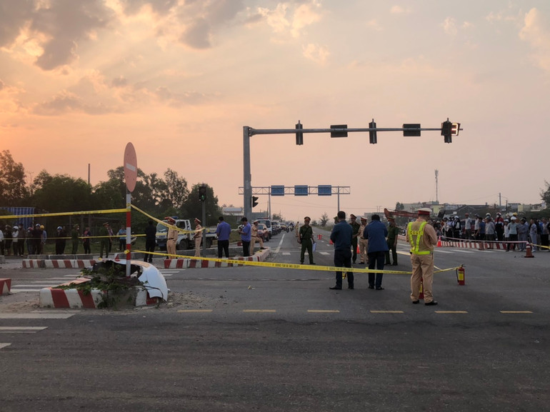 Hiện, cảnh sát vẫn đang tiến hành khám nghiệm hiện trường và làm rõ nguyên nhân vụ tai nạn.