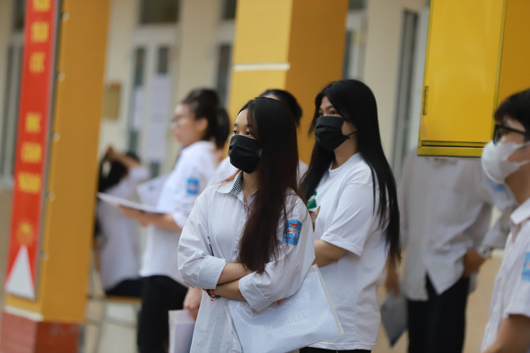 Các thí sinh không giấu nổi vẻ lo âu trước kỳ thi quan trọng. (Ảnh: Sơn Bách)