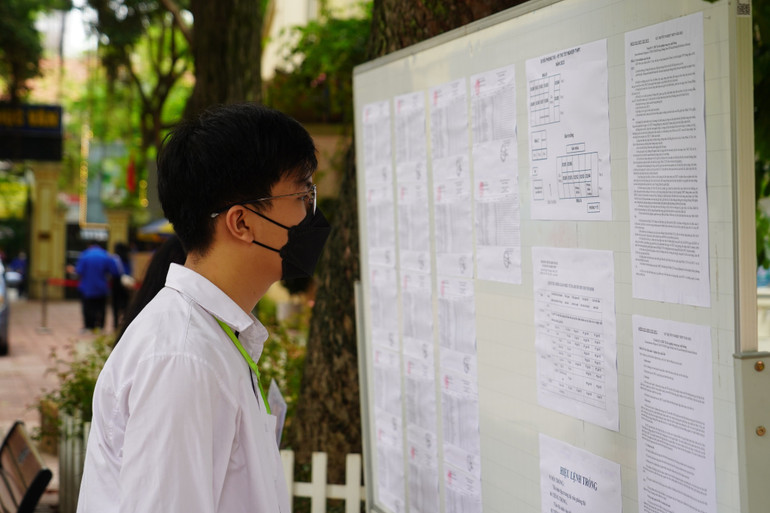 Các thí sinh xem lại số báo danh trước khi thi. (Ảnh: Sơn Bách)