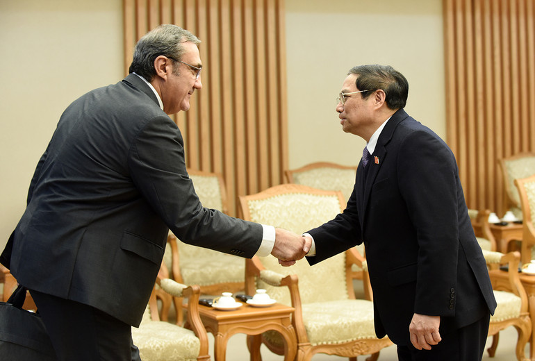 Thủ tướng Phạm Minh Chính đón các thành viên trong đoàn tháp tùng Bộ trưởng Ngoại giao Cộng hòa Bồ Đào Nha Joao Gomes Cravinho.