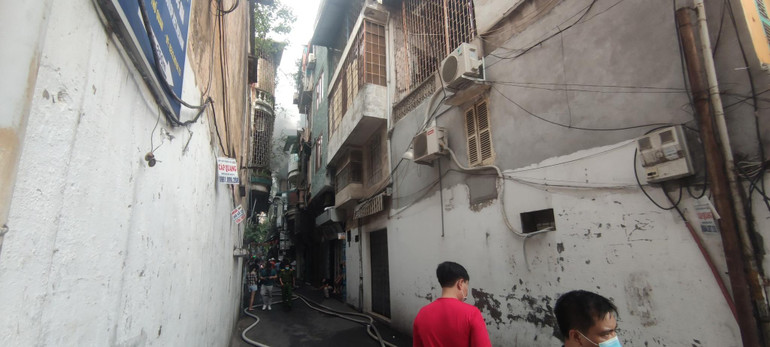Khu vực ngõ nơi căn nhà bốc cháy.