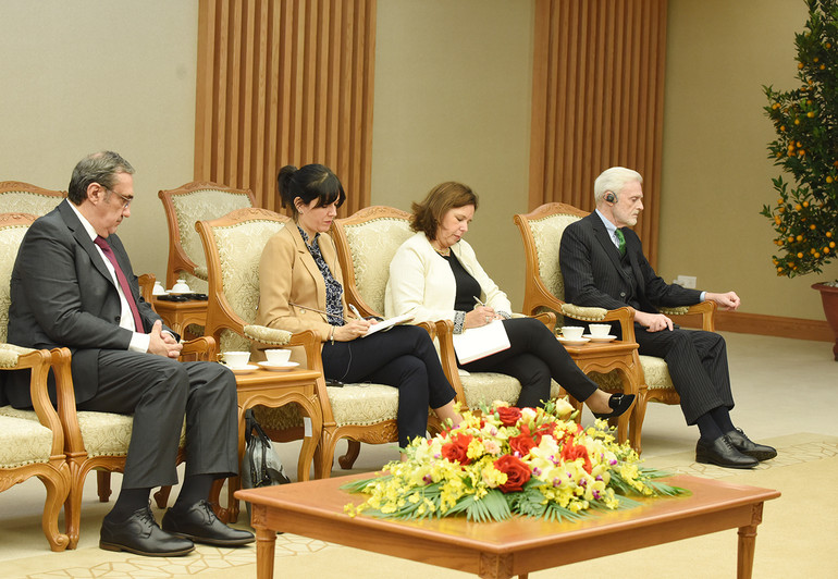 Các thành viên trong đoàn tháp tùng Bộ trưởng Ngoại giao Cộng hòa Bồ Đào Nha Joao Gomes Cravinho.