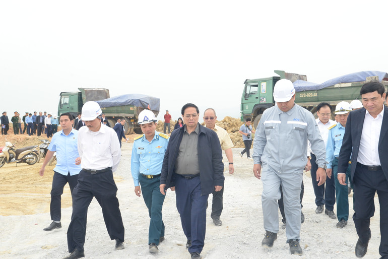 Thủ tướng Phạm Minh Chính thị sát, kiểm tra công trường đầu tư, xây dựng mở rộng, cải tạo Cảng hàng không Điện Biên Phủ.