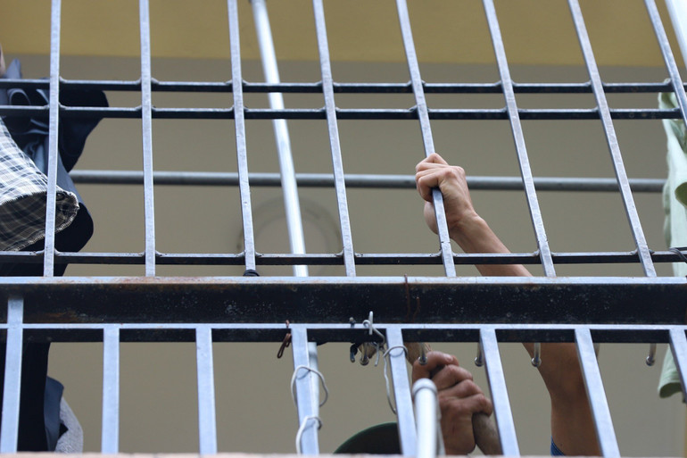 Phá bỏ “chuồng cọp” để tạo lối thoát hiểm khi sự cố xảy ra. Phá bỏ “chuồng cọp” để tạo lối thoát hiểm khi sự cố xảy ra.