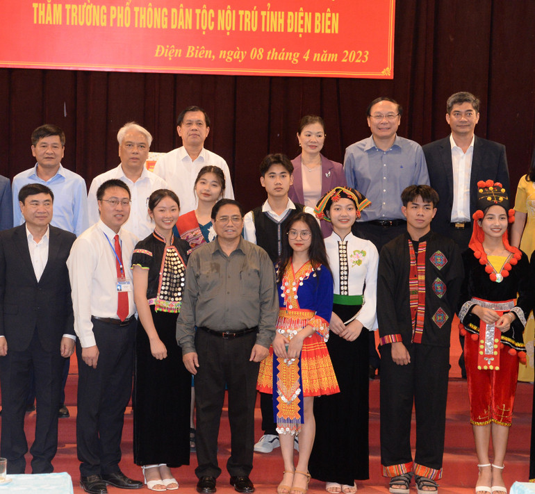 Thủ tướng Phạm Minh Chính và các đồng chí lãnh đạo chụp ảnh lưu niệm với các học sinh Trường Phổ thông dân tộc nội trú tỉnh Điện Biên Thủ tướng Phạm Minh Chính và các đồng chí lãnh đạo chụp ảnh lưu niệm với các học sinh Trường Phổ thông dân tộc nội trú tỉnh Điện Biên