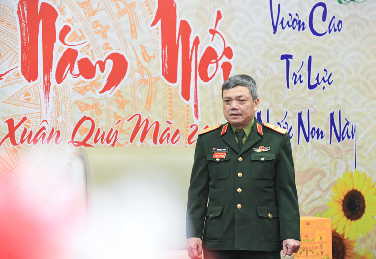 Thiếu tướng Phạm Việt Trung, Phó Tư lệnh kiêm Tham mưu trưởng Bộ Tư lệnh Tác chiến không gian mạng phát biểu tại buổi tiếp đoàn Báo Nhân Dân. (Ảnh: Thành Đạt)