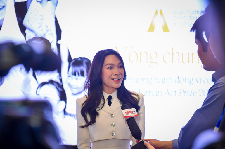 Ca sĩ Mỹ Tâm, thành viên Hội đồng Giám khảo trả lời Báo Nhân Dân. Ca sĩ Mỹ Tâm, thành viên Hội đồng Giám khảo trả lời Báo Nhân Dân.