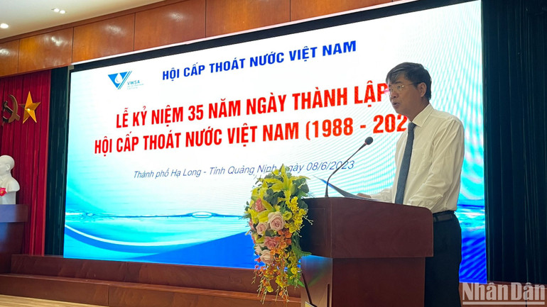 Ông Nguyễn Ngọc Điệp, Chủ tịch Hội Cấp thoát nước Việt Nam phát biểu khai mạc lễ kỷ niệm.