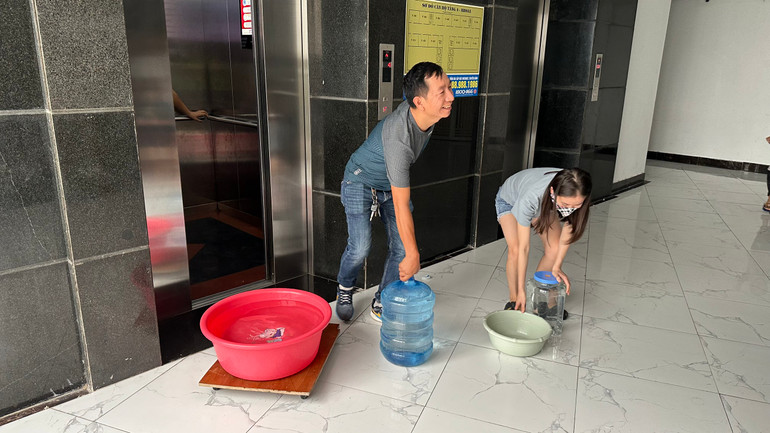 Mất nước khiến cho cuộc sống của hàng nghìn người dân bị đảo lộn.