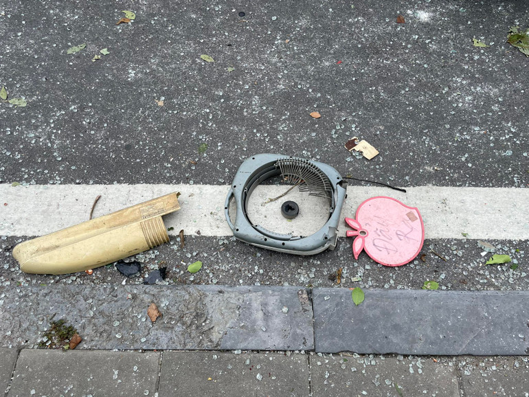 Nhiều mảnh vỡ của các vật dụng trong ngôi nhà bị nổ gas bắn ra phía bên ngoài.