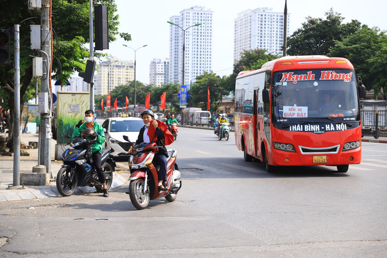 Cũng trong 5 ngày nghỉ lễ, lực lượng Cảnh sát giao thông toàn quốc đã xử lý 49.371 trường hợp vi phạm, phạt tiền 107,652 tỷ đồng, tạm giữ 847 xe ô-tô, 20.067 xe mô-tô và 210 phương tiện khác; tước 11.033 giấy phép lái xe.