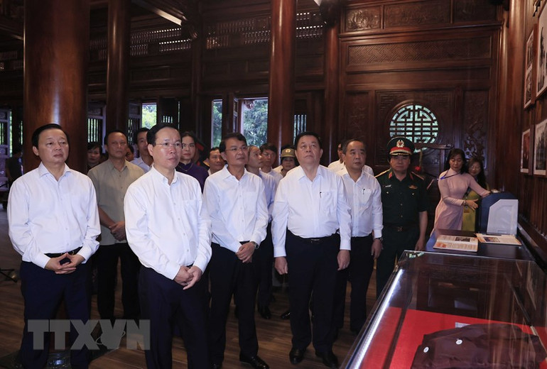 Chủ tịch nước Võ Văn Thưởng và các đại biểu xem một số hình ảnh trưng bày. (Ảnh: Thống Nhất/TTXVN