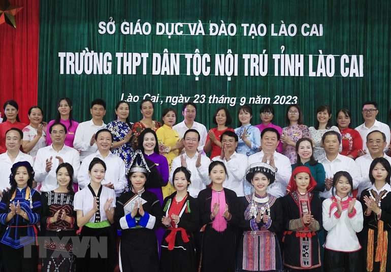 Chủ tịch nước Võ Văn Thưởng chụp ảnh lưu niệm với giáo viên và học sinh Trường THPT Dân tộc nội trú tỉnh Lào Cai. (Ảnh: Thống Nhất/TTXVN)