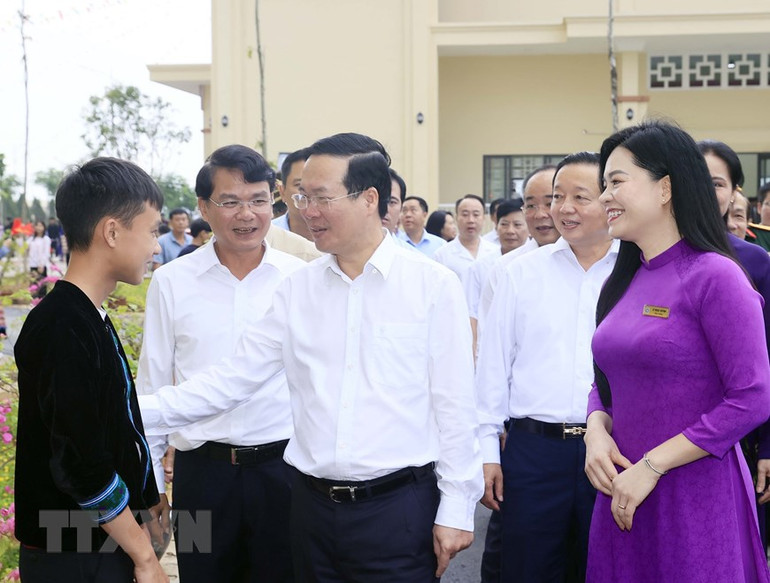 Chủ tịch nước Võ Văn Thưởng thăm Trường THPT Dân tộc nội trú tỉnh Lào Cai. (Ảnh: Thống Nhất/TTXVN)