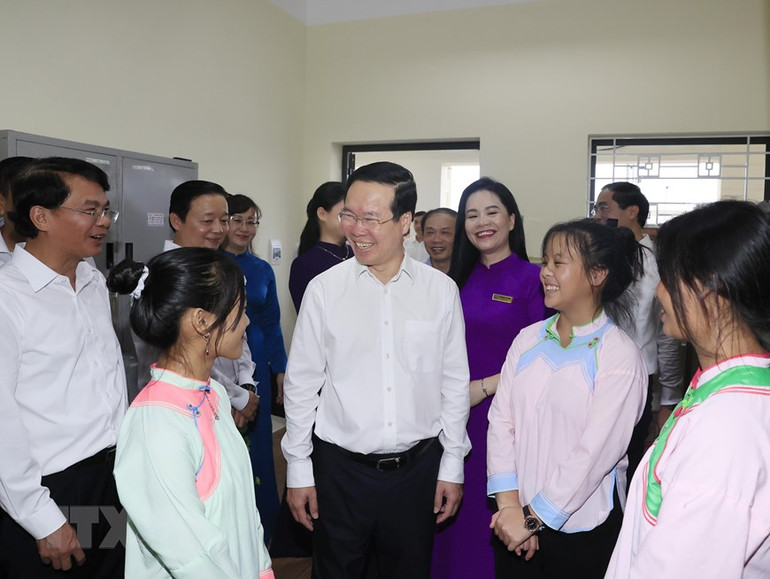 Chủ tịch nước Võ Văn Thưởng thăm nơi ở của học sinh Trường THPT Dân tộc nội trú tỉnh Lào Cai. (Ảnh: Thống Nhất/TTXVN)