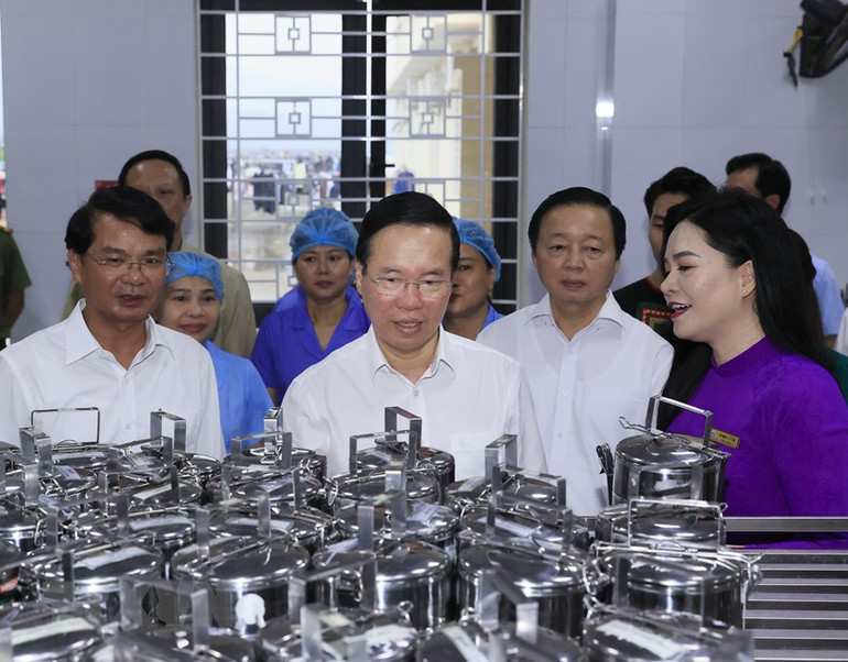 Chủ tịch nước Võ Văn Thưởng thăm nhà bếp Trường THPT Dân tộc nội trú tỉnh Lào Cai. (Ảnh: Thống Nhất/TTXVN)
