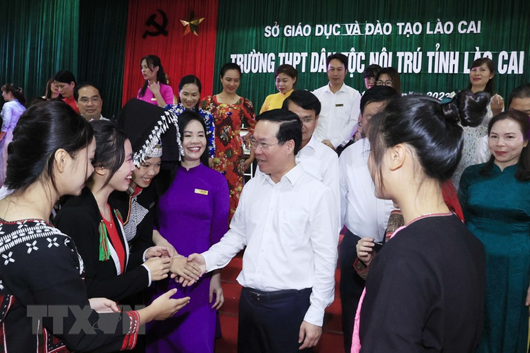 Chủ tịch nước Võ Văn Thưởng ân cần hỏi han các em học sinh Trường THPT Dân tộc nội trú tỉnh Lào Cai. (Ảnh: Thống Nhất/TTXVN)