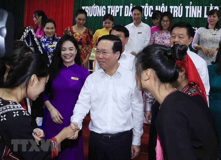 Chủ tịch nước Võ Văn Thưởng thăm Trường THPT Dân tộc nội trú tỉnh Lào Cai. (Ảnh: Thống Nhất/TTXVN)