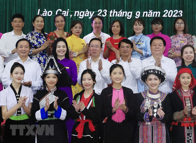 Chủ tịch nước Võ Văn Thưởng chụp ảnh lưu niệm với giáo viên và học sinh Trường THPT Dân tộc nội trú tỉnh Lào Cai. (Ảnh: Thống Nhất/TTXVN)