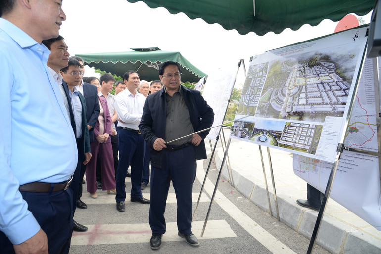 Thủ tướng Phạm Minh Chính kiểm tra các công trình dự án hạ tầng ở khu vực Đường 7 tháng 5 (thành phố Điện Biên Phủ).