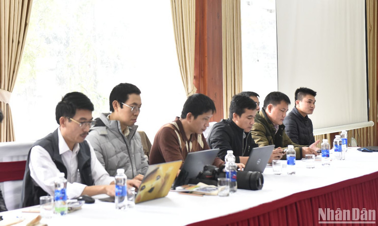 Các nhà khoa học tiến hành rà soát các loài thú để cập nhật cho Sách đỏ 2023. (Ảnh: Phan Bách)