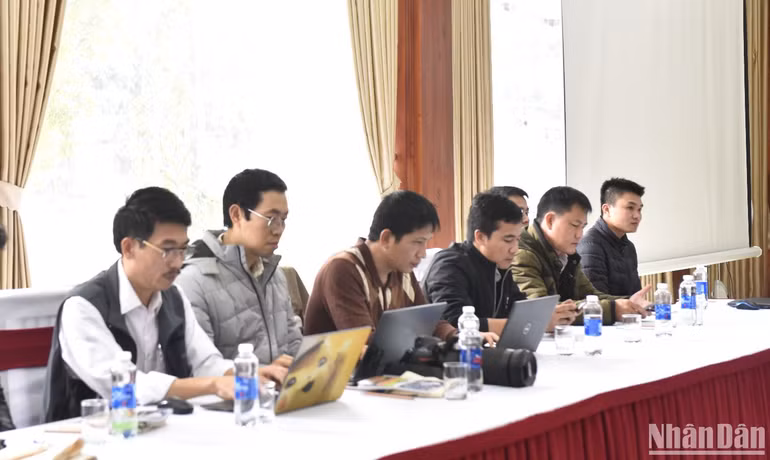 Các nhà khoa học tiến hành rà soát các loài thú để cập nhật cho Sách đỏ 2023. (Ảnh: Phan Bách)