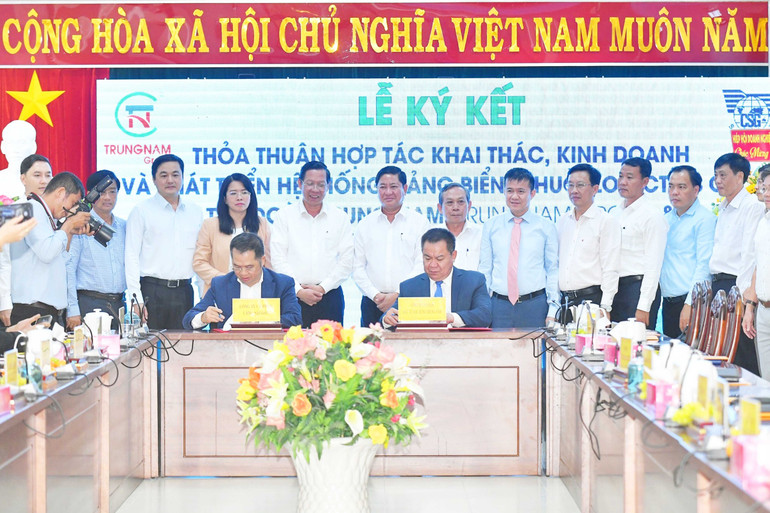 Đoàn công tác của Ủy ban nhân dân Thành phố Hồ Chí Minh và tỉnh Ninh Thuận chứng kiến lễ ký kết thỏa thuận hợp tác khai thác, kinh doanh và phát triển hệ thống cảng biển và chuỗi logistics của Cảng Sài Gòn và Cảng Cà Ná giữa Công ty cổ phần Sài Gòn và Trungnam Group.