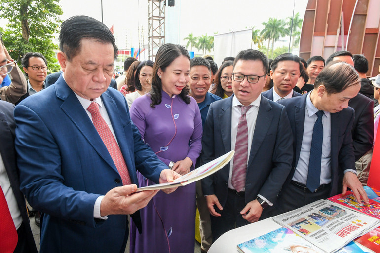 Các lãnh đạo Đảng, Nhà nước và các đại biểu tham quan gian trưng bày của Báo Nhân Dân tại Hội Báo toàn quốc 2023.