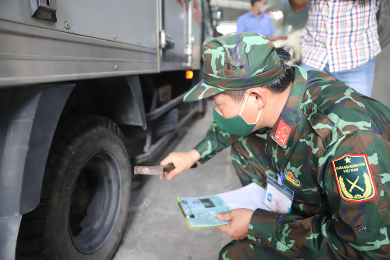 Kiểm định viên quân sự hỗ trợ đăng kiểm: Bảo đảm đủ lực lượng, sẵn sàng chi viện thêm ảnh 1 Kiểm định viên quân sự hỗ trợ đăng kiểm: Bảo đảm đủ lực lượng, sẵn sàng chi viện thêm ảnh 1