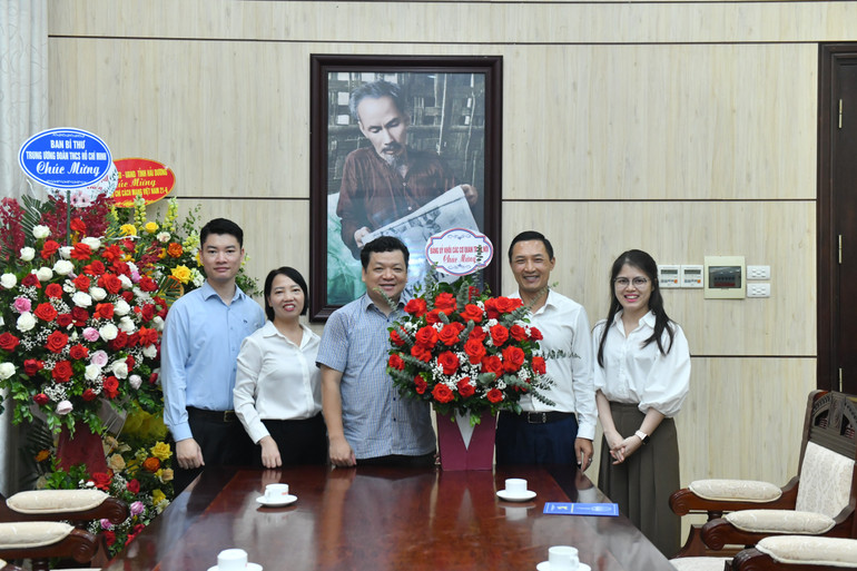 Đoàn đại biểu Đảng ủy Khối các cơ quan thành phố Hà Nội chúc mừng Báo Nhân Dân. (Ảnh: ĐĂNG KHOA)