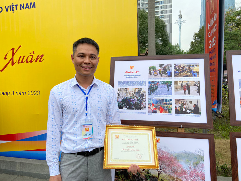 Tác giả Lê Tuấn Anh bên tác phẩm đoạt giải Nhất tại cuộc thi.