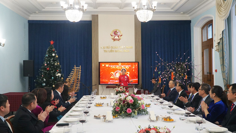 Các đại biểu thưởng thức chương trình văn nghệ.