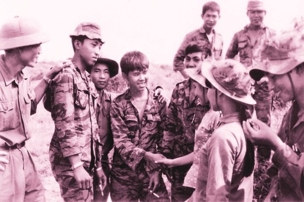 Bức ảnh "Tay bắt mặt mừng" trong bộ ảnh "Hai người lính" của nghệ sĩ nhiếp ảnh Chu Chí Thành (Ảnh: Nghệ sĩ nhiếp ảnh Chu Chí Thành) Bức ảnh "Tay bắt mặt mừng" trong bộ ảnh "Hai người lính" của nghệ sĩ nhiếp ảnh Chu Chí Thành (Ảnh: Nghệ sĩ nhiếp ảnh Chu Chí Thành)