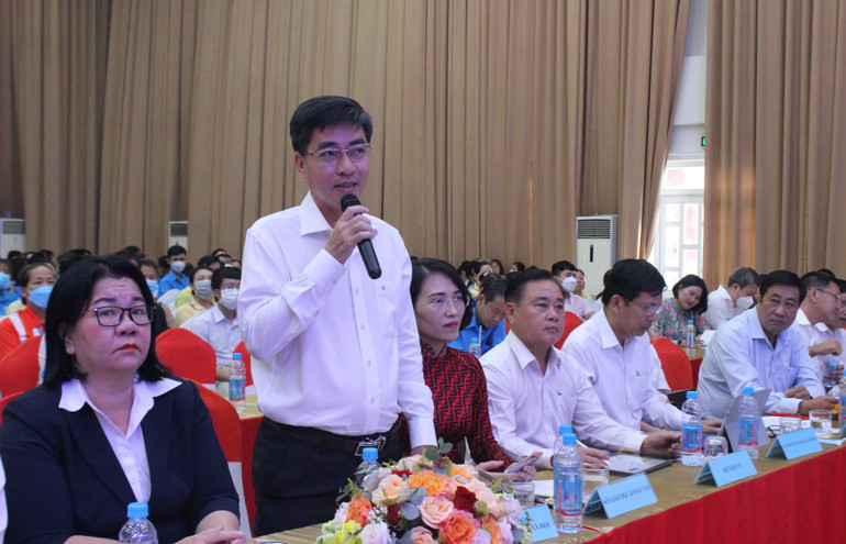 Đại diện các sở, ban, ngành trả lời thỏa đáng những kiến nghị của công nhân. Đại diện các sở, ban, ngành trả lời thỏa đáng những kiến nghị của công nhân.