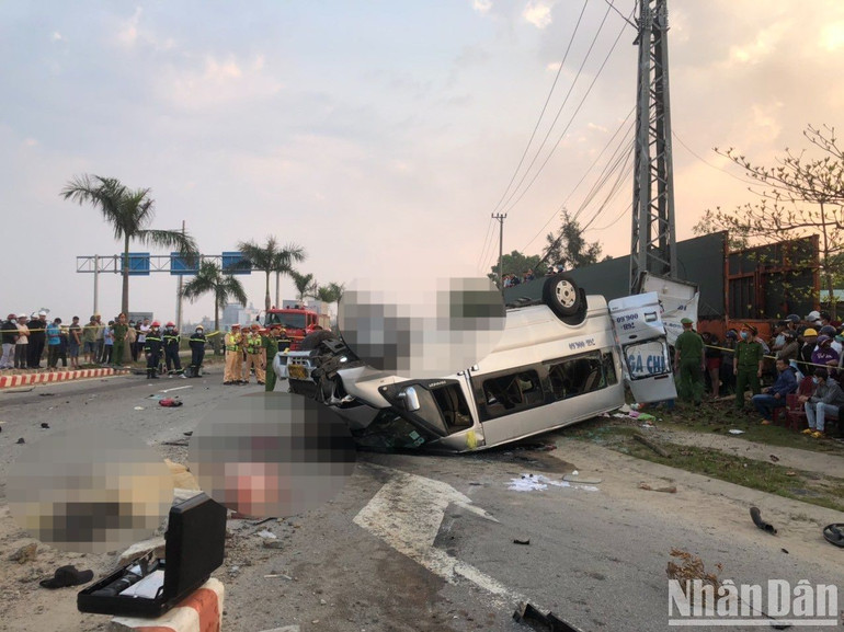 Va chạm khiến cho xe khách chở theo nhiều người bị lật ngửa. Ít nhất đã có 8 người tử vong sau vụ việc, nhiều người khác bị thương đang được cấp cứu. (Ảnh: Ủy ban An toàn giao thông quốc gia)