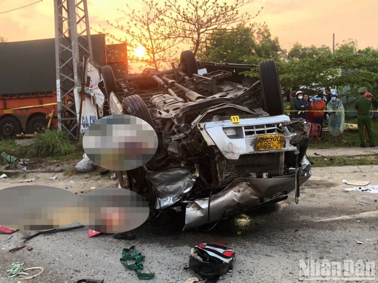 Theo thông tin ban đầu, vào khoảng 4 giờ sáng 14/2, tại địa bàn huyện Núi Thành, Quảng Nam đã xảy ra vụ tai nạn đặc biệt nghiêm trọng khi một xe ô-tô khách va chạm với 1 xe đầu kéo. (Ảnh: Ủy ban An toàn giao thông quốc gia)