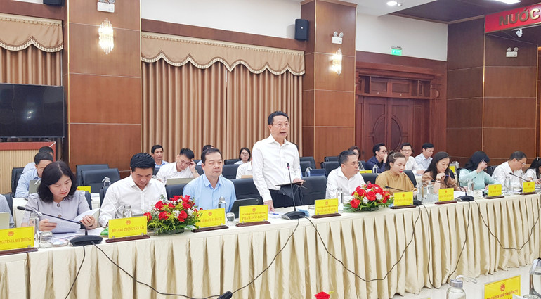 Đồng chí Nguyễn Mạnh Hùng, Ủy viên Trung ương Đảng, Bộ trưởng Thông tin và Truyền thông, Trưởng Đoàn công tác phát biểu kết luận buổi làm việc