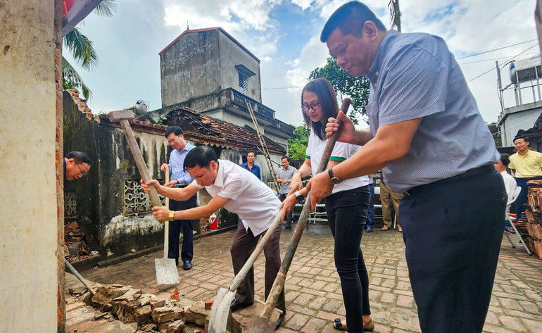 Nhà báo Nguyễn Ngọc Thanh, Trưởng Ban Nhân Dân điện tử, Báo Nhân Dân cùng lãnh đạo địa phương tiến hành khởi công công trình xây dựng nhà ở cho bà Bồ Thị Gái.