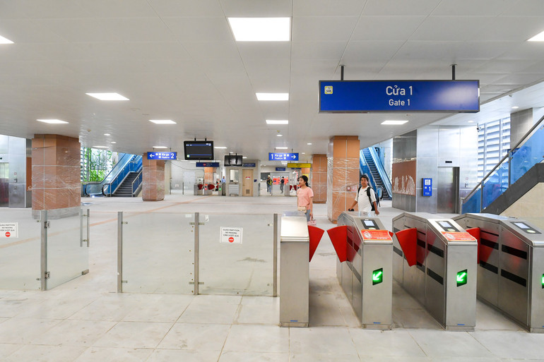 Bên trong tầng trung chuyển tại ga Cầu Giấy. (Ảnh: Thành Đạt)