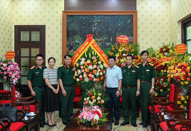 Đại tá Vũ Văn Cường, Cục Phó Cục Chính trị, Tổng cục Kỹ thuật (Bộ Quốc Phòng) tặng hoa chúc mừng Báo Nhân Dân nhân dịp kỷ niệm 98 năm Ngày Báo chí cách mạng Việt Nam. (Ảnh: DUY LINH)