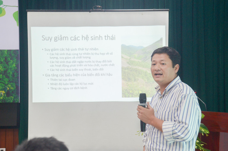 Tiến sĩ Nguyễn Mạnh Hà (Giám đốc Trung tâm Bảo tồn thiên nhiên và phát triển) trình bày tại hội thảo.