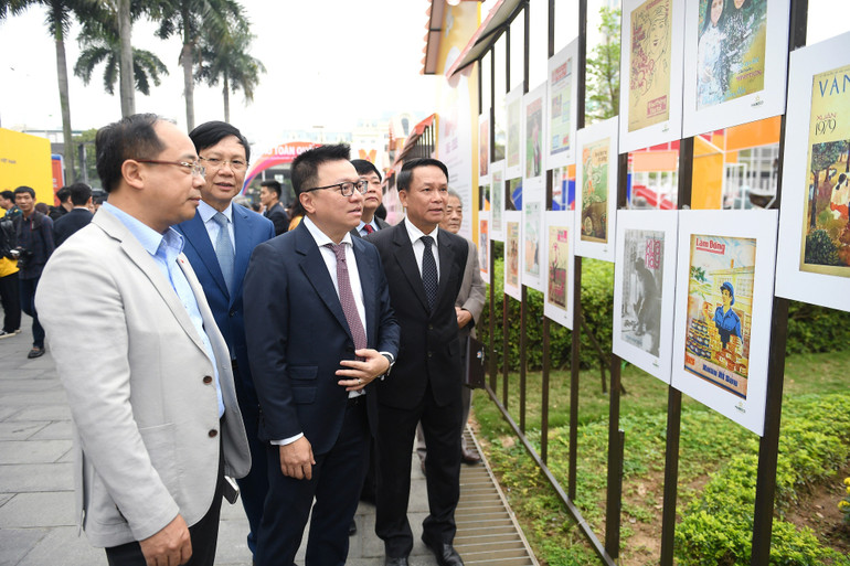 Đồng chí Lê Quốc Minh cùng các đại biểu tham dự triển lãm.