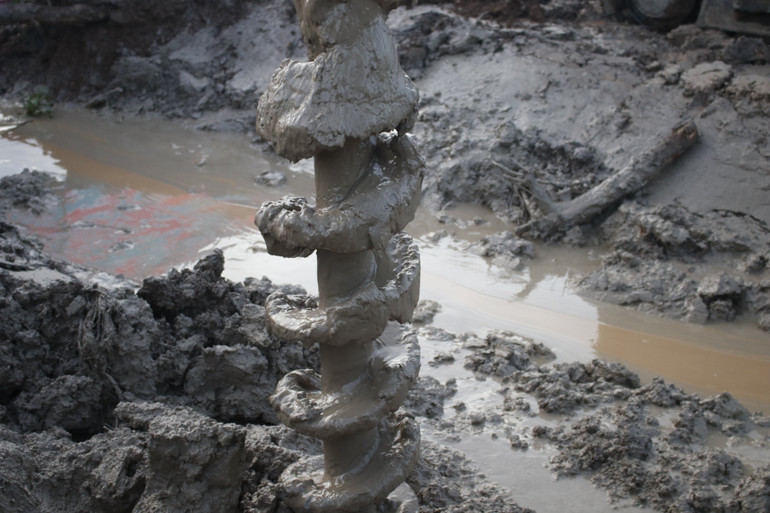 Do địa chất phức tạp, công tác khoan gặp rất nhiều khó khăn. Trong ảnh có thể thấy lớp đất sét bám chặt vào mũi khoan.